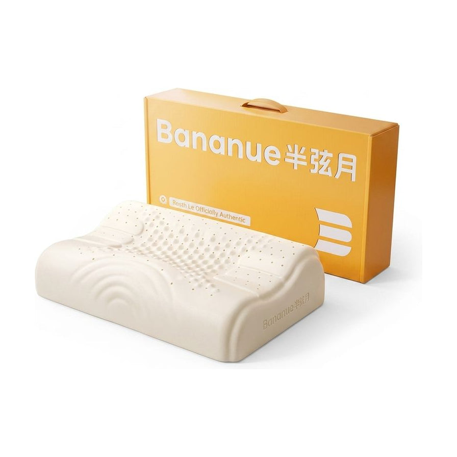 白色背景下的半弦月乳胶枕及其黄色包装盒，展示枕头的蜂窝状透气孔和波纹护颈设计。