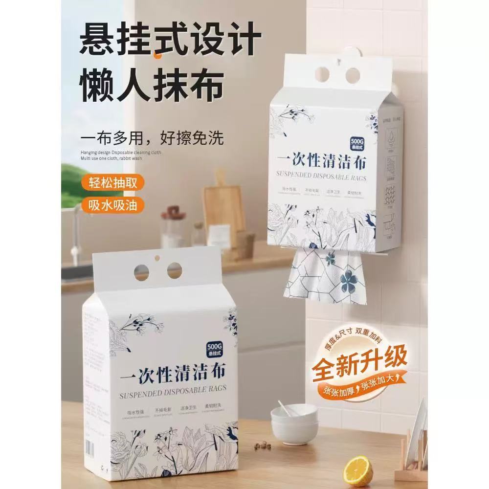 从橱柜下方抽取一次性清洁布的使用场景，展示垂直拿取方式