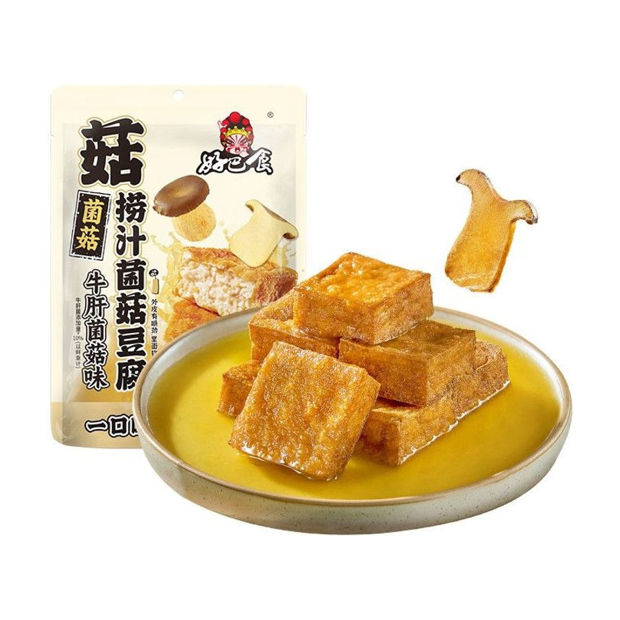 好巴食捞汁菌菇豆腐牛肝菌菇味包装及盘装展示，金黄色的豆腐块浸润在浓郁汤汁中，背景点缀新鲜菌菇。