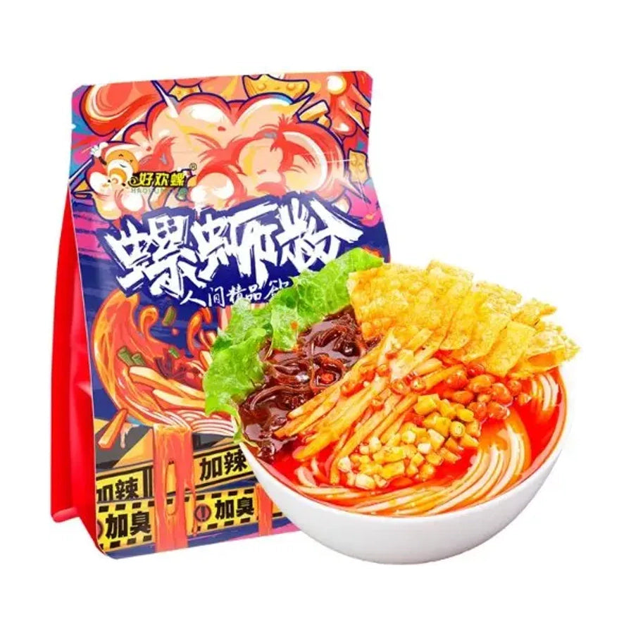 好欢螺螺蛳粉加辣版包装袋，旁边是一碗配料丰富的螺蛳粉，包含腐竹、酸笋、花生和青菜。