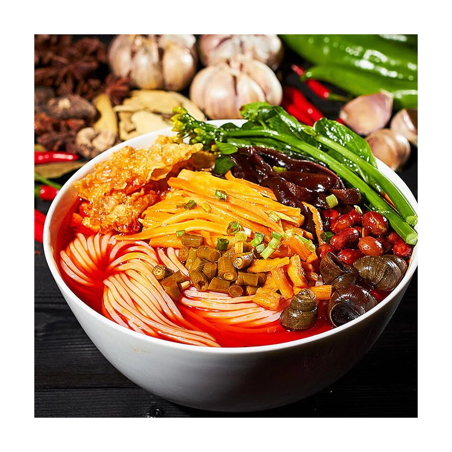 好欢螺螺蛳粉近景特写，展示Q弹米粉与丰富配料，背景点缀大蒜、辣椒、八角等香料食材。