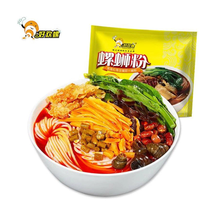 好欢螺经典原味螺蛳粉，白色大碗盛装，配料包含酸笋、腐竹、花生、木耳、青菜和螺蛳肉，背景为黄色包装袋。