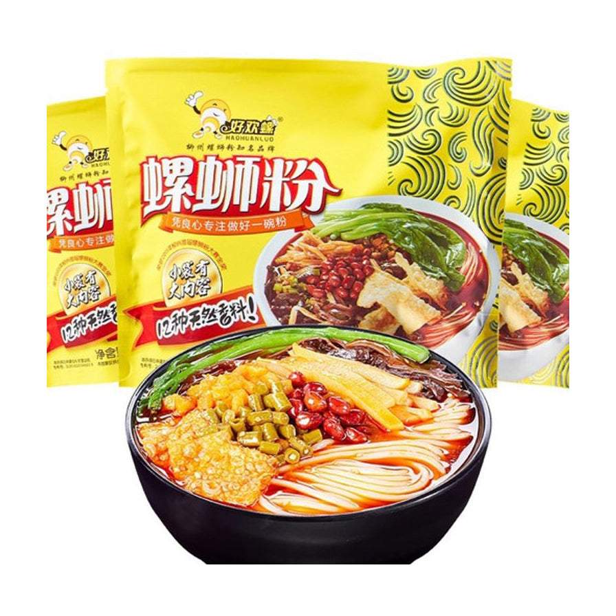 好欢螺螺蛳粉成品展示，黑色碗中红油汤底诱人，背景为三袋黄色经典款包装袋。