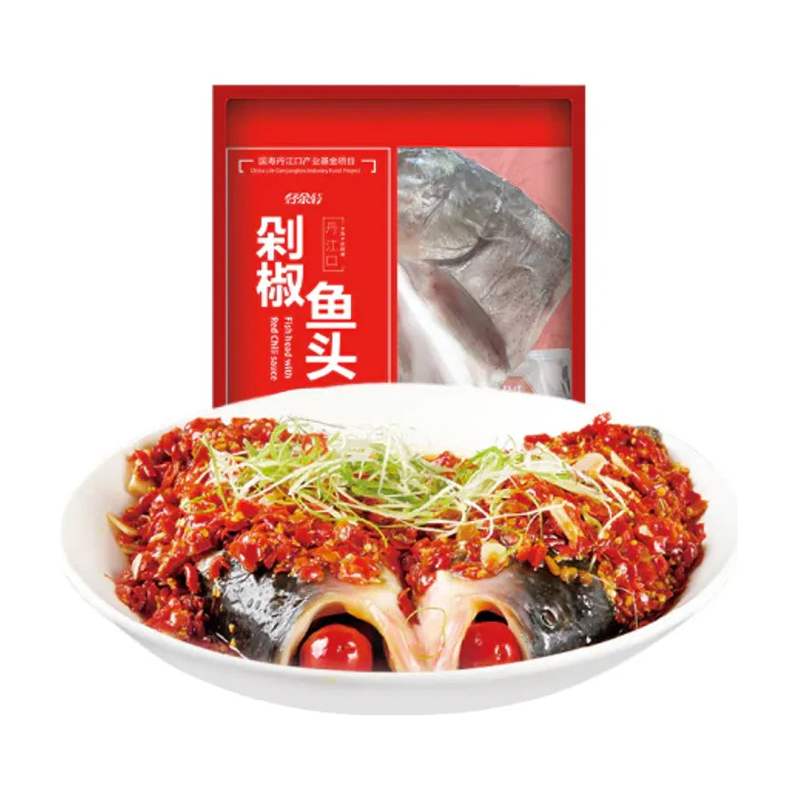 好余轩剁椒鱼头烹饪成品展示，盘中鱼头铺满红剁椒与葱丝，背景为产品包装袋。
