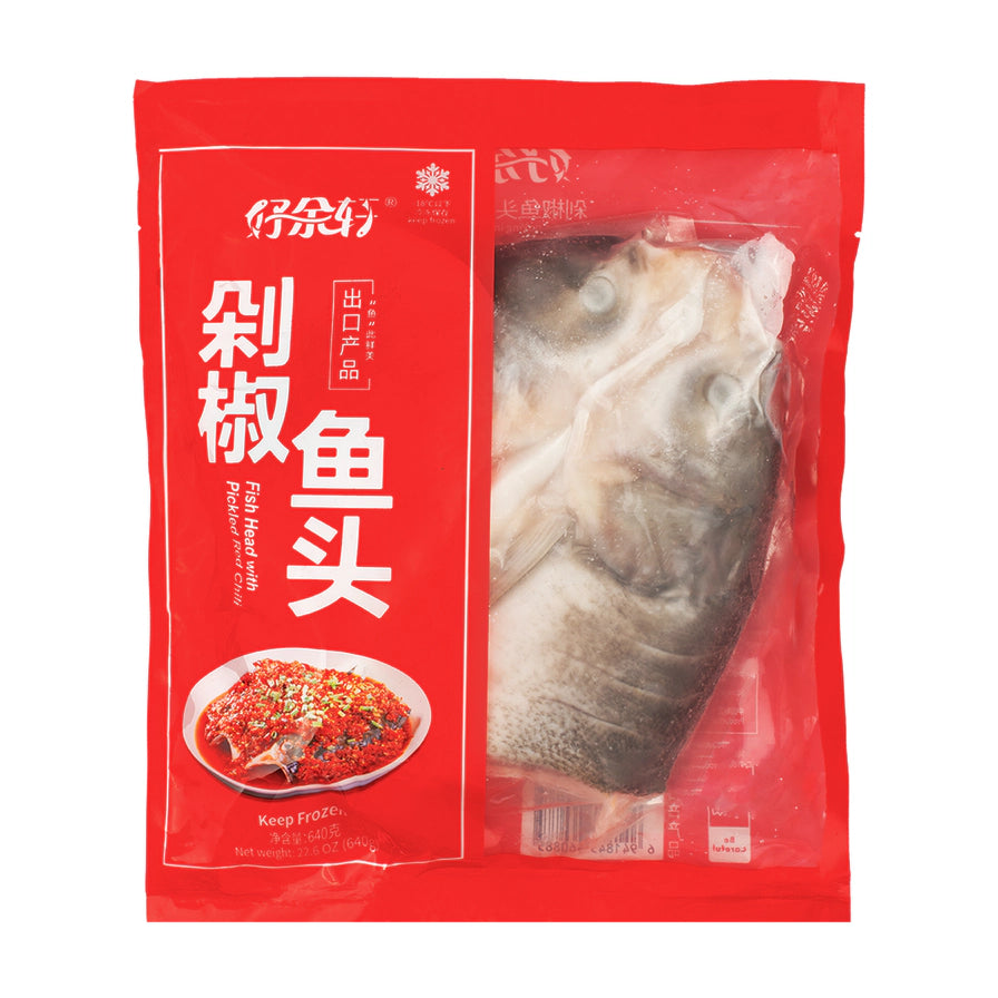 好余轩剁椒鱼头红色包装袋正面图，透明视窗可见冷冻鱼头，包装印有品牌及净含量信息。