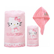 白色背景下的 Hello Kitty 粉色洗浴三件套，包含卷起的浴巾、毛巾和展开的干发帽，均带有精致的凯蒂猫刺绣和蕾丝花边。