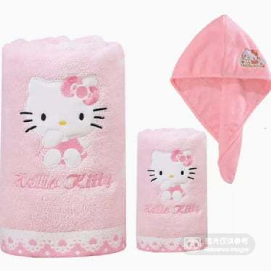 Hello Kitty 粉色洗浴三件套全家福，展示了浴巾、毛巾和干发帽的组合样式，带有可爱的卡通刺绣。