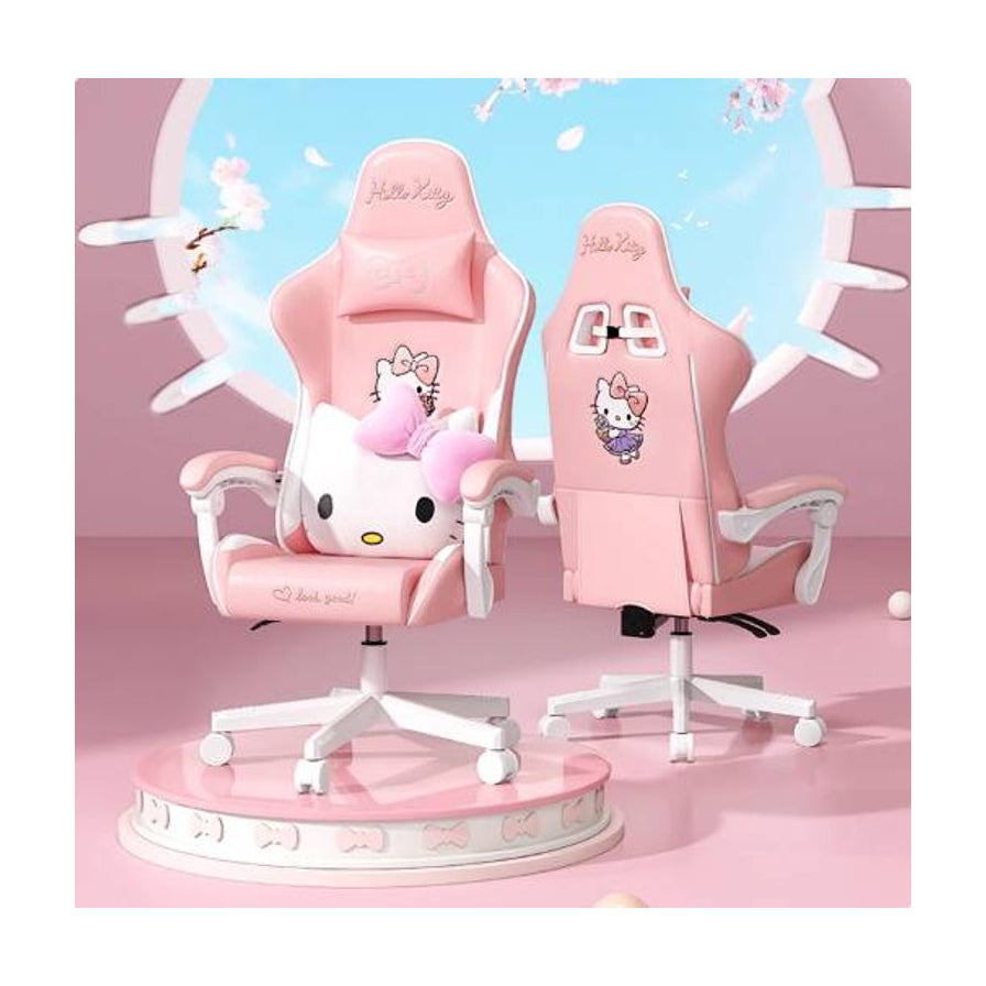 两把 Hello Kitty 粉色电竞椅在粉色背景展示台上的正面与背面展示，背景带有樱花装饰。