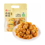 盒马烘焙肉松麻花，白色背景下展示了黄色包装袋和一盘堆叠在一起、裹满金黄色肉松的酥脆麻花。
