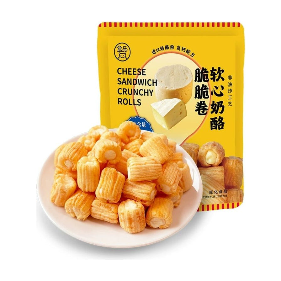 盒马软心奶酪脆脆卷包装袋及盛放在白盘中的金黄酥脆谷物卷，展示其浓郁的奶酪内馅。