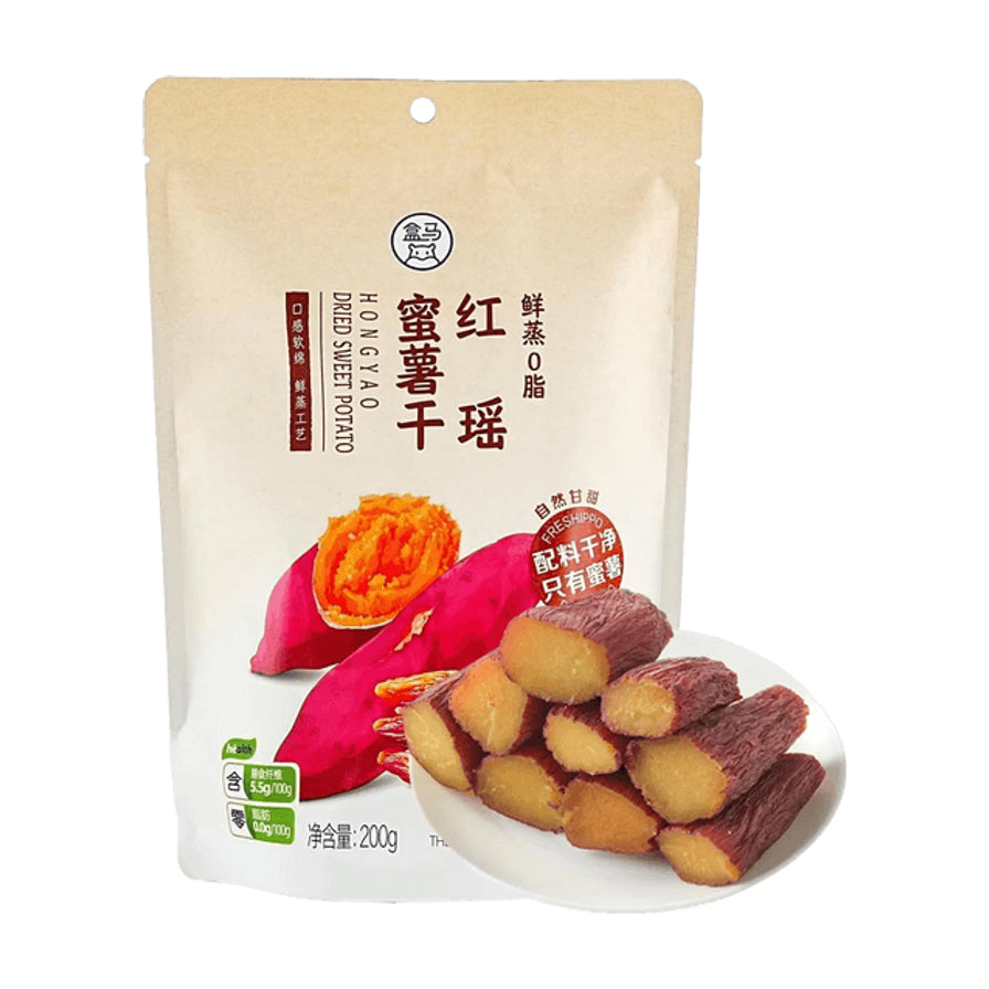 盒马鲜生鲜蒸0脂红瑶蜜薯干包装袋，配有一小碟切开的软糯红薯干，展示产品质地。