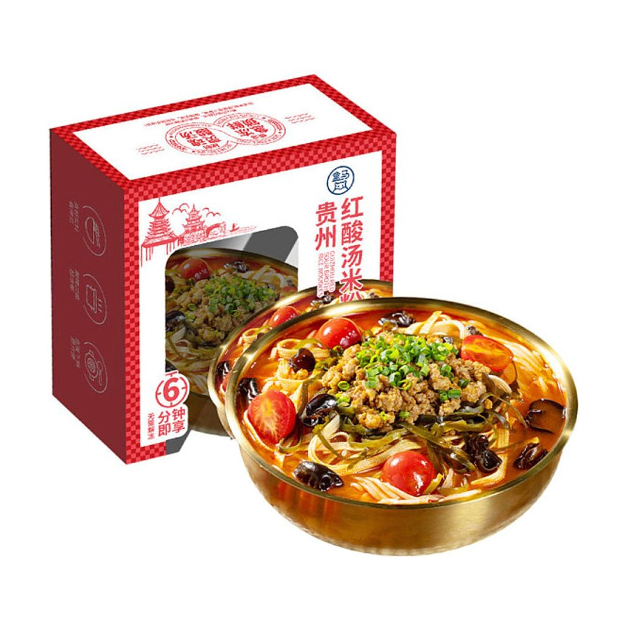盒马贵州红酸汤米粉包装盒及一碗煮好的米粉，配料包含番茄、木耳、肉末和葱花，汤底红亮。