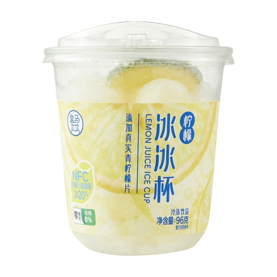 盒马柠檬冰冰杯正面白底图，透明杯身内含冰块和一片新鲜青柠檬，包装标有NFC柠檬汁添加量≥20%及0添加香精字样。