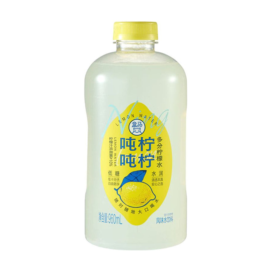 盒马吨吨柠柠多分柠檬水960ml瓶装正面，黄色瓶盖，透明瓶身显示淡黄色果汁，标签印有柠檬图案及吨吨柠柠字样。