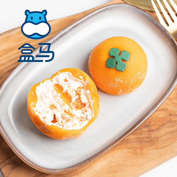 喜柿连连大福切开特写，展示内部真实的柿子果肉和奶酪爆浆夹心