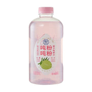 盒马吨吨粉粉椰子电解水960ml瓶装正面图，粉色透明液体，包装印有椰子图案和吨吨粉粉字样。