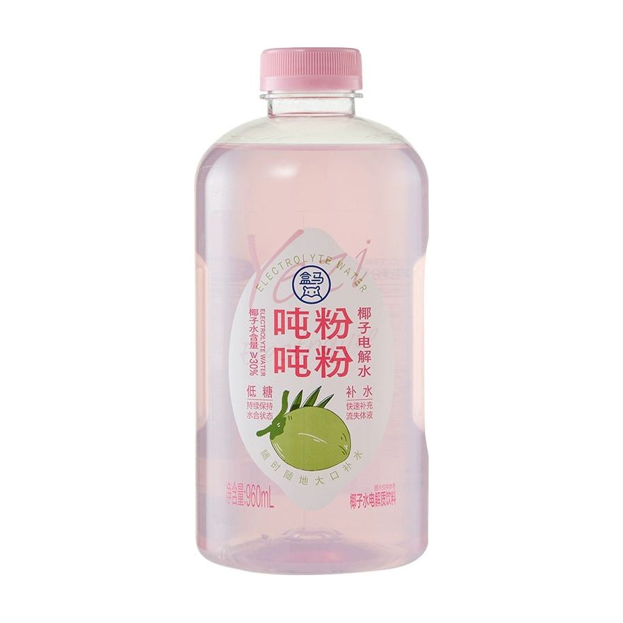 盒马吨吨粉粉椰子电解水960ml瓶装正面图，粉色透明液体，包装印有椰子图案和吨吨粉粉字样。