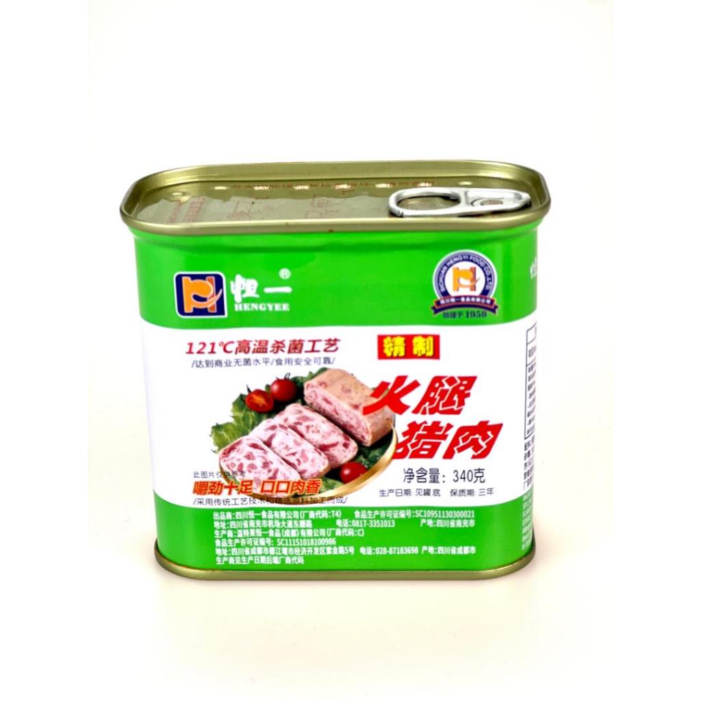 切片后的火腿猪肉特写，展示紧实肉质纹理与粉嫩色泽，背景为木质砧板。