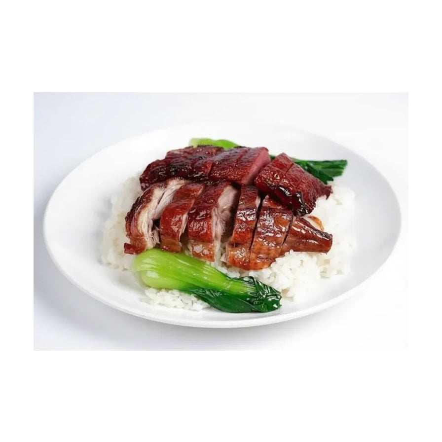 港式烧鸭饭，包含切块的脆皮烧鸭、白米饭和两棵青菜，盛放在白色圆盘中，背景为纯白色。