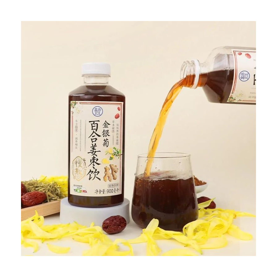 金银菊百合姜枣饮倒出特写，深褐色液体正从瓶中倒入玻璃杯，背景散落百合花瓣与红枣。