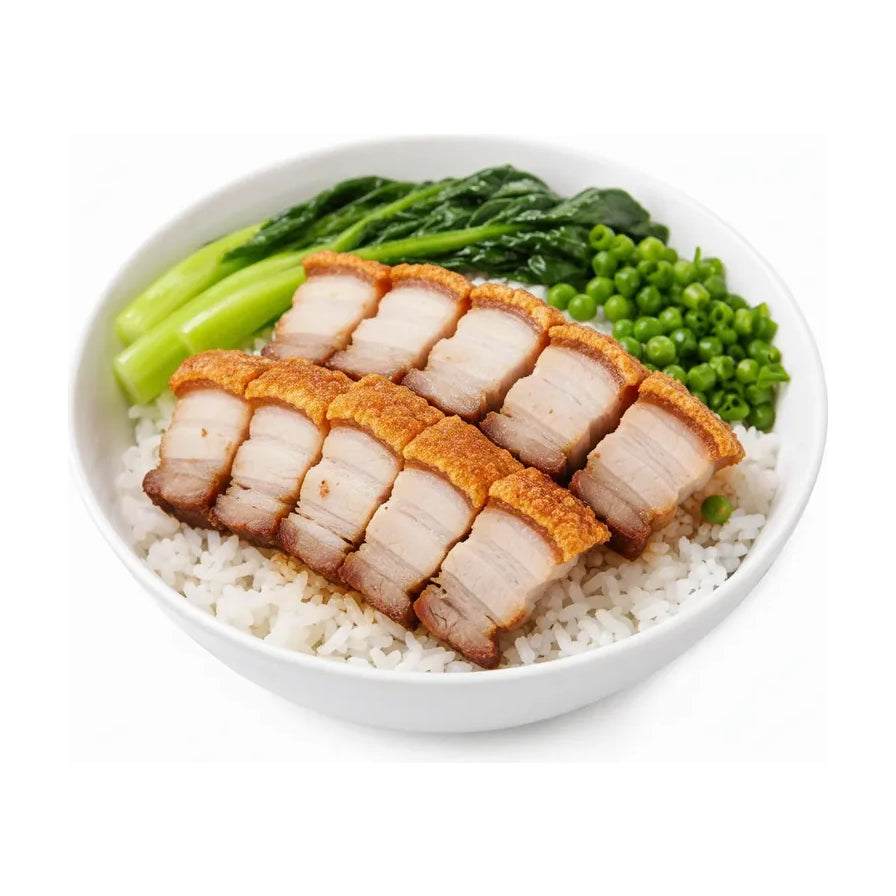 一碗港式脆皮烧肉饭，包含整齐排列的金黄脆皮烧肉、白米饭、新鲜菜心和青豆，白色背景。