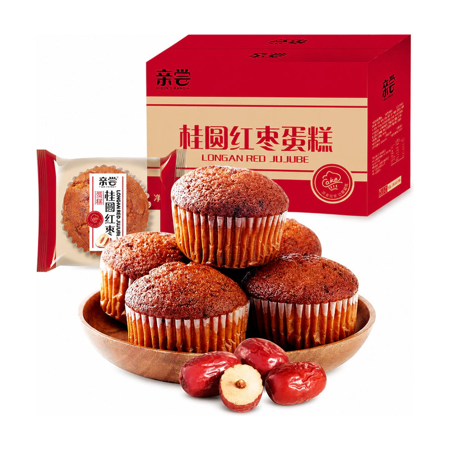 弘一桂圆红枣蛋糕，包含红色外包装盒、独立小包装以及木盘中堆叠的松软纸杯蛋糕，前方点缀有红枣。