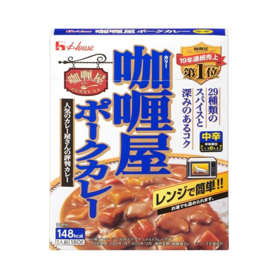 日本咖喱屋中辛口味料理包正面包装，蓝色字体标识，展示咖喱配米饭的食用建议图，标有148kcal及微波加热说明。