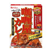 日本咖喱屋辛口口味料理包正面包装，红色背景，展示浓郁的咖喱酱汁与食材，标有146kcal及微波加热说明。