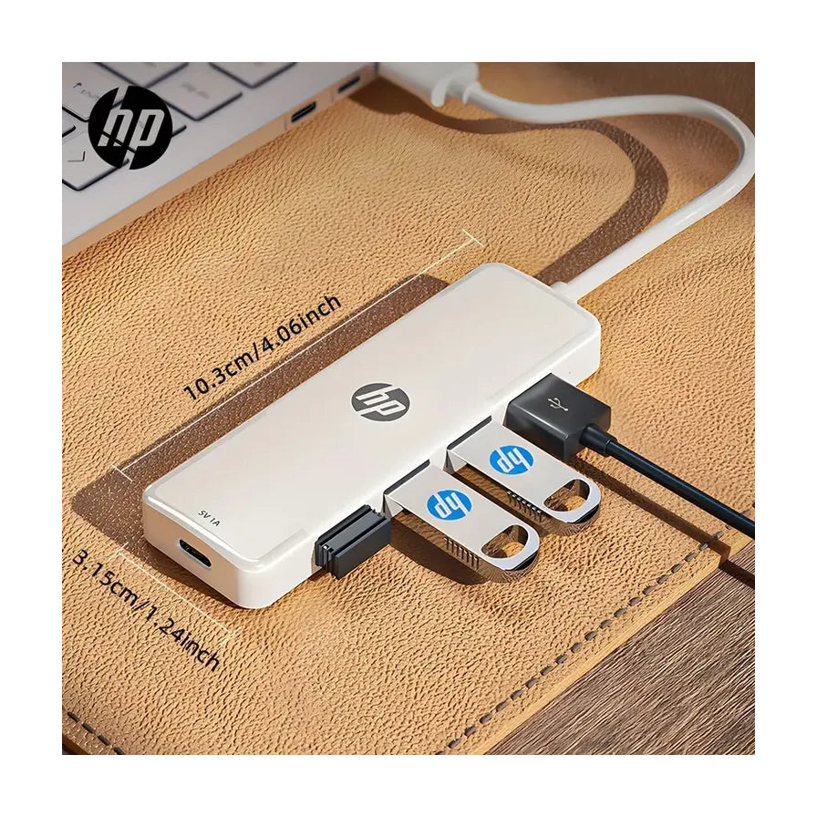 奶茶色惠普扩展坞放置在皮质桌垫上，插有多个U盘，图片标注了产品尺寸为10.3cm乘以3.15cm。
