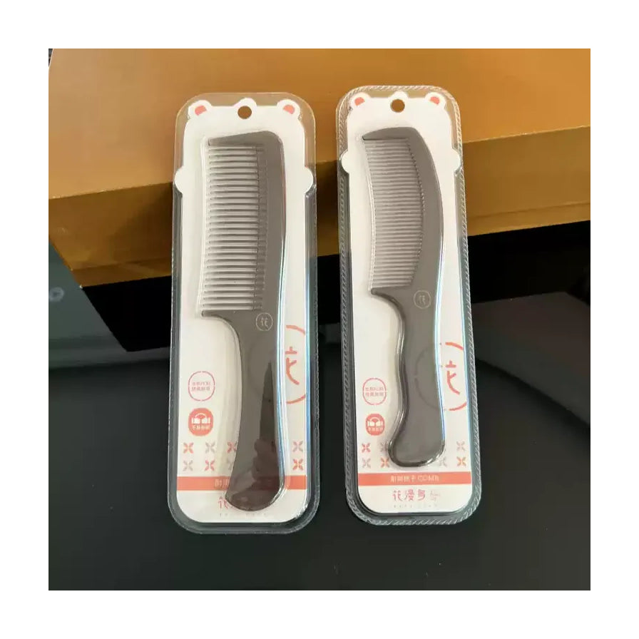 两把花漫多透明梳子并排展示，置于深色桌面与纸箱背景前，呈现双支装或库存视角。