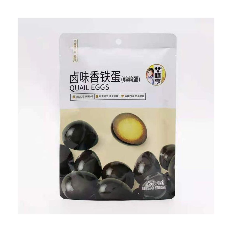 华味亨卤味香铁蛋包装正面图，展示了深色的鹌鹑蛋和切开后的蛋黄细节，包装上印有卤味香铁蛋和QUAIL EGGS字样。