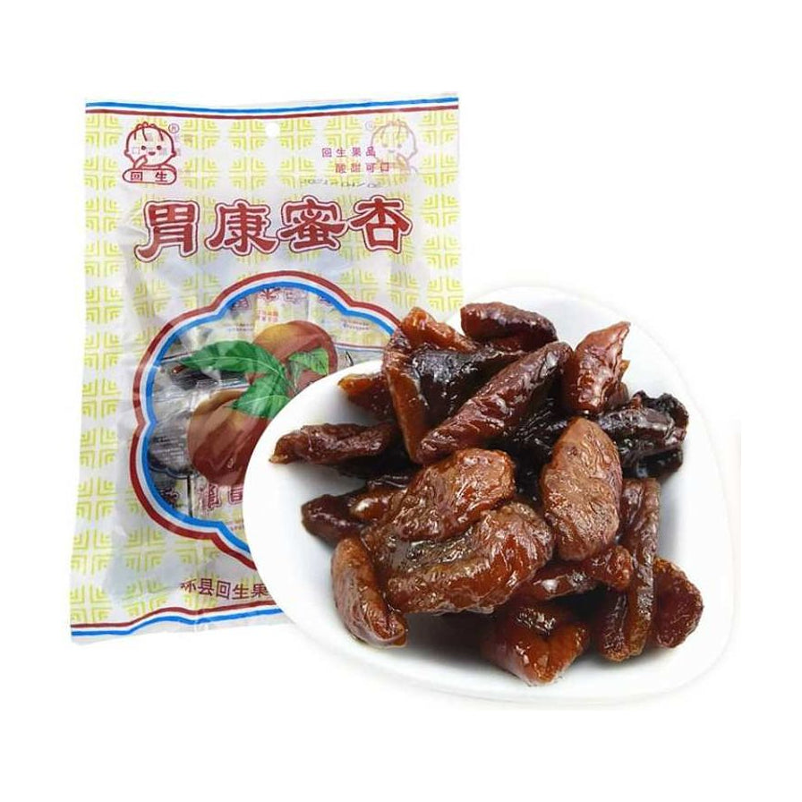 回生胃康蜜杏铺包装袋与一碟深褐色、肉厚多汁的蜜饯杏干，展示传统工艺果干质感。