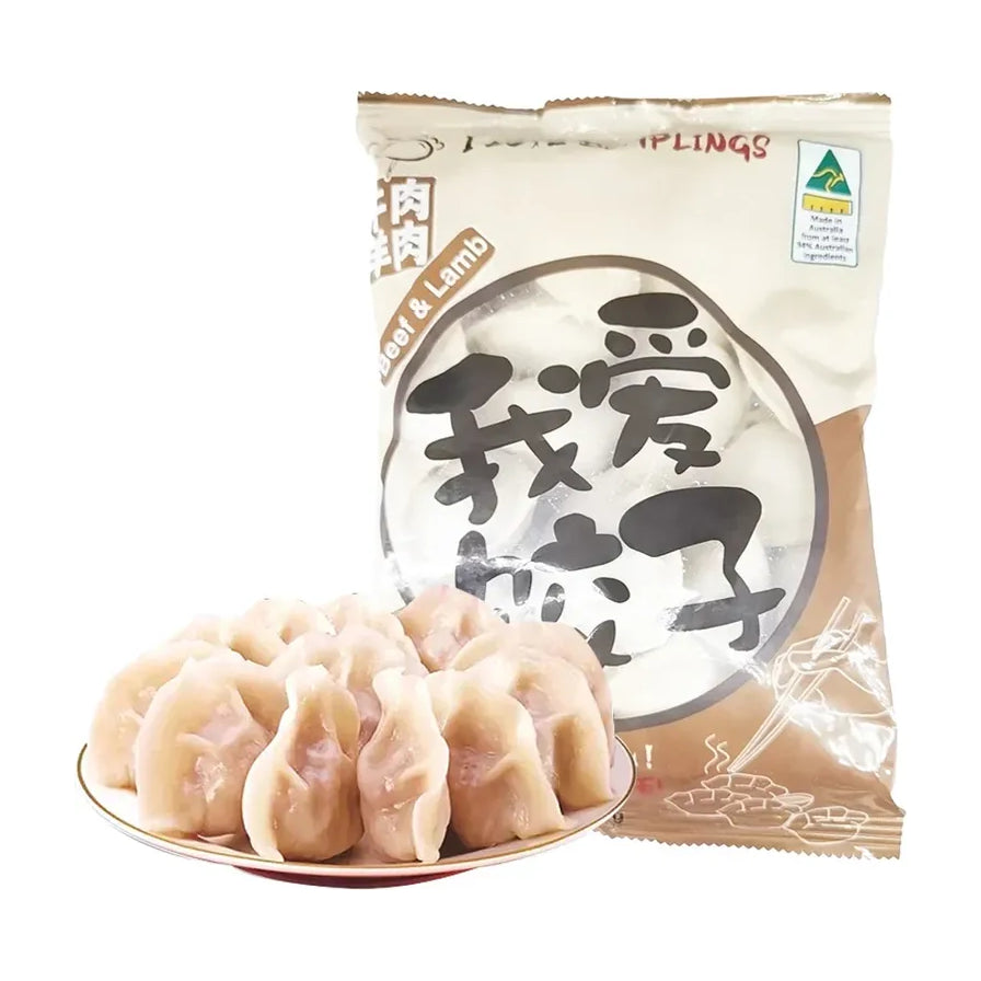 我爱饺子牛肉羊肉口味冷冻水饺包装袋，前方摆放一盘煮熟的饺子