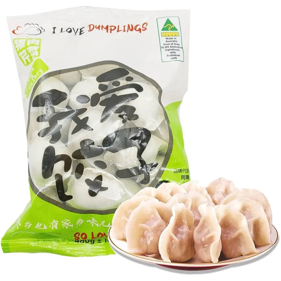 我爱饺子猪肉芹菜口味冷冻水饺包装袋，前方摆放一盘煮熟的饺子