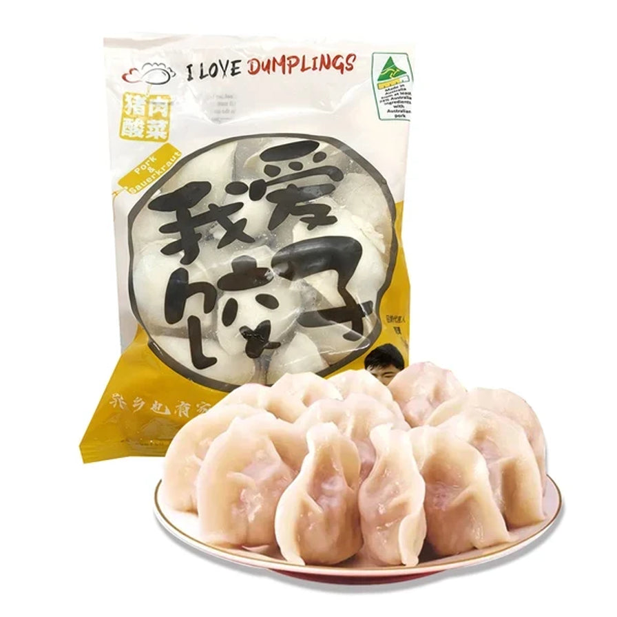 我爱饺子猪肉酸菜口味冷冻水饺包装袋，前方摆放一盘煮熟的饺子