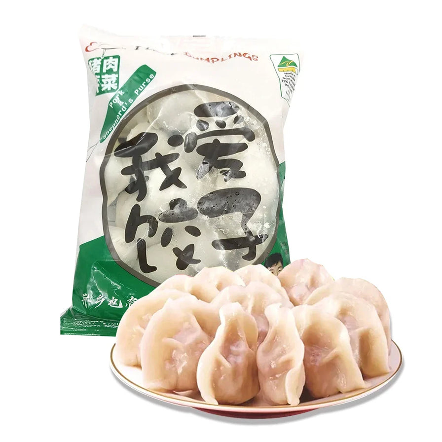 我爱饺子猪肉荠菜口味冷冻水饺包装袋，前方摆放一盘煮熟的饺子