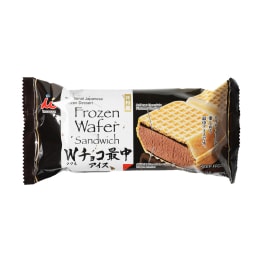 井村屋巧克力味威化冰淇淋三明治，深色最中饼外壳夹着浓郁巧克力冰淇淋的正面展示