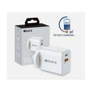 iQUICK 20W PD 快充充电器白色机身与包装盒，展示 USB - C 和 USB - A 双接口设计，背景带有 50% 充电进度图标及 PD FAST CHARGING 文字。