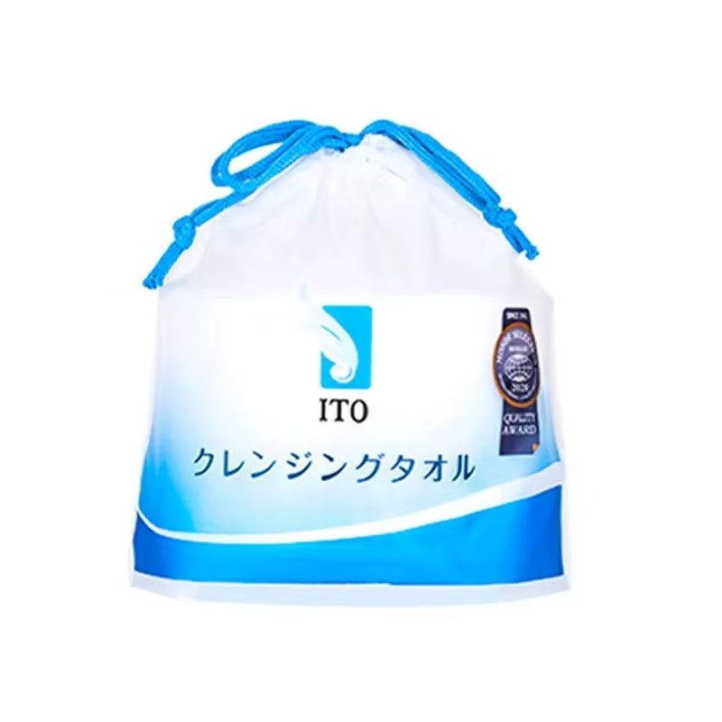 ITO 一次性洗脸巾卷装与抽式包装对比展示，蓝色束口防尘袋设计。