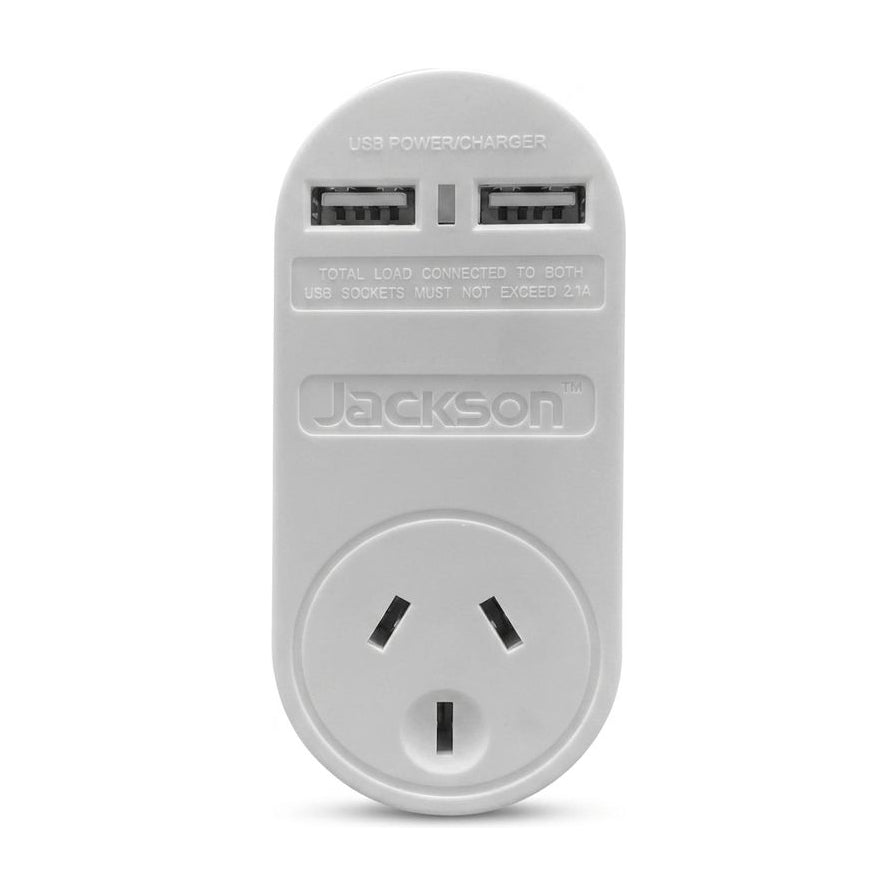 Jackson白色双USB墙插充电器正面图，带有两个USB接口和一个三孔直通电源插座，外壳印有Jackson品牌标识。