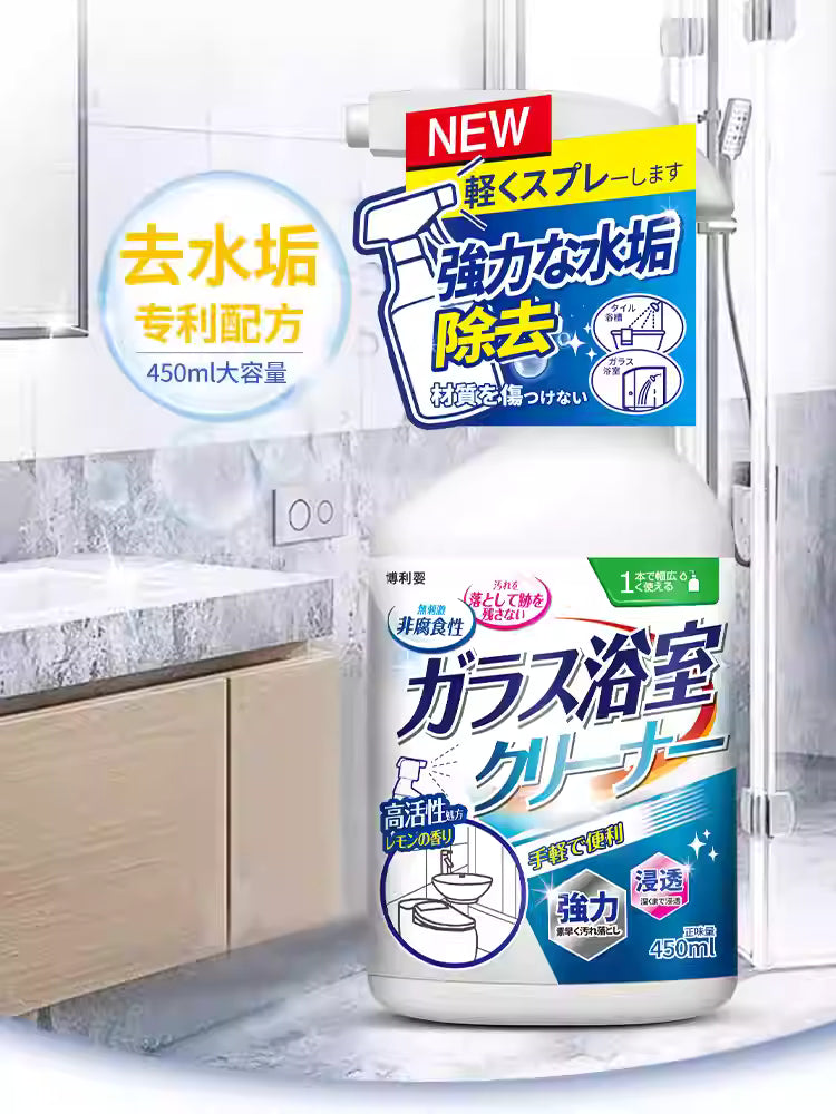 清洁剂喷洒在浴室玻璃隔断上溶解水垢的使用场景图
