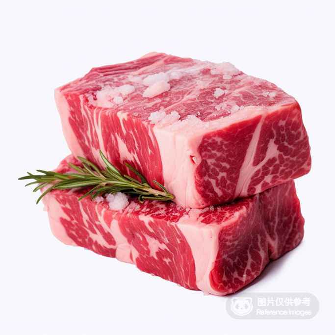 两片独立包装的新鲜日式生牛肉，放置在白色托盘上，肉质鲜红纹理清晰。