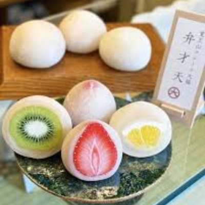 一盘色彩丰富的日式水果麻糬雪糕，包含草莓、猕猴桃和柠檬等口味，展示 10 粒任选混搭的多样选择。