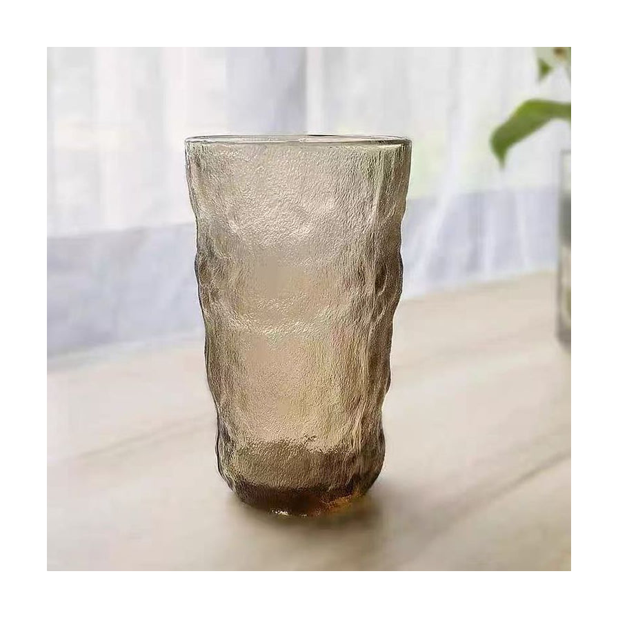 单只茶色日式冰川纹玻璃杯，展示其古朴典雅的色泽与防滑锤纹设计。