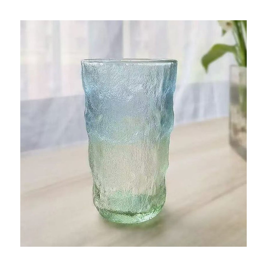 单只渐变蓝色日式冰川纹玻璃杯，杯口呈现清爽蓝色，展现灵动的光影效果。