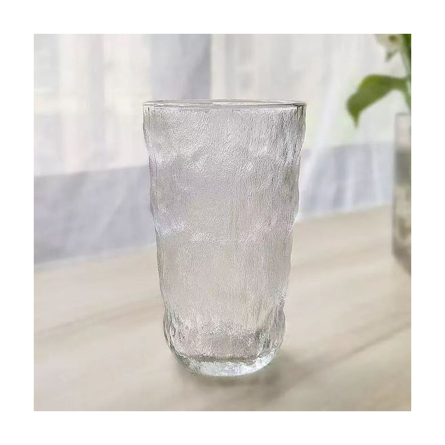 单只透明白色日式冰川纹玻璃杯，纯净透明，展现高硅硼玻璃的通透感。