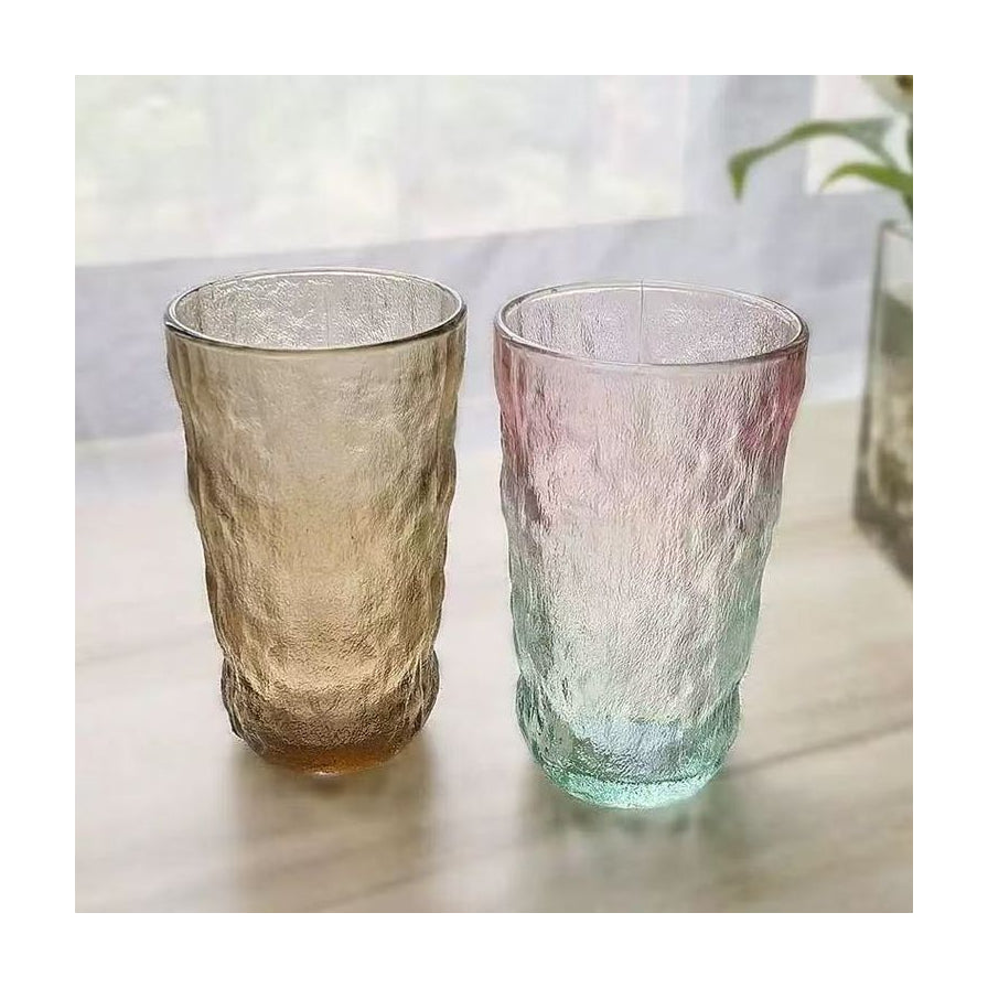 在自然光线下置于桌面上的两只日式冰川纹玻璃杯，呈现出波光粼粼的折射效果。