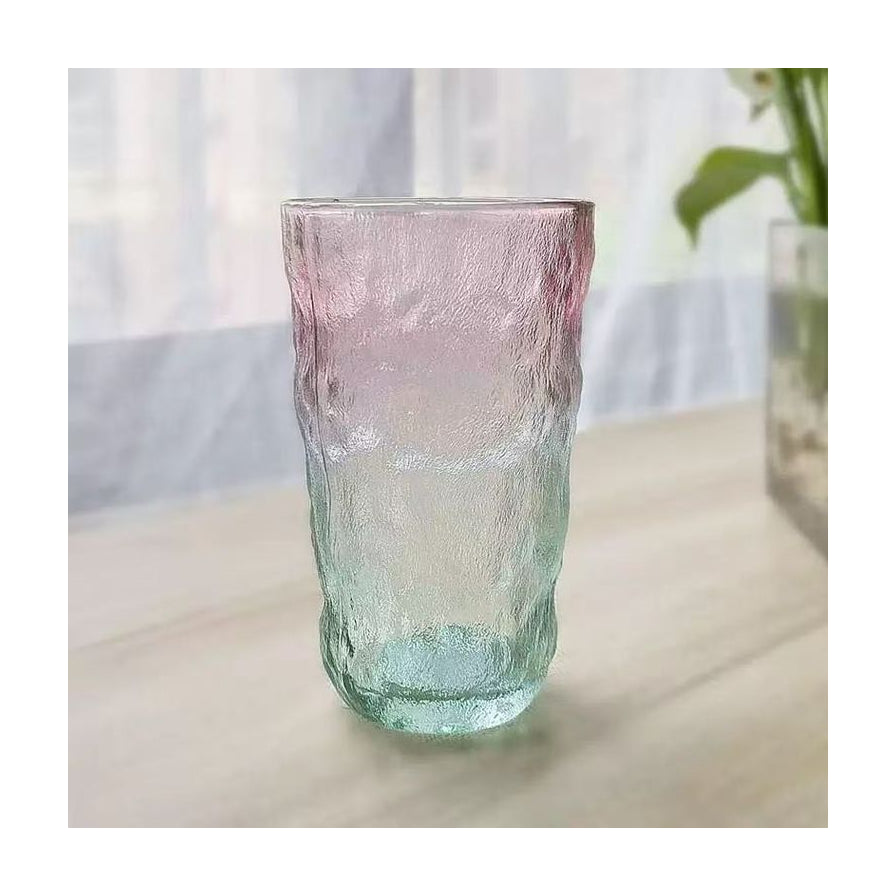 单只渐变粉色日式冰川纹玻璃杯，杯口呈现柔和粉色，向下过渡为透明。