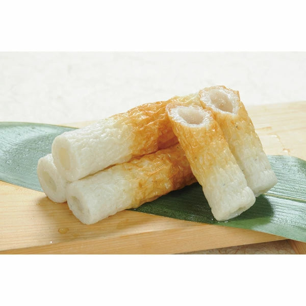 切开的日式竹轮卷特写，展示内部紧实 Q 弹的白色鱼糜质地与外皮纹理。