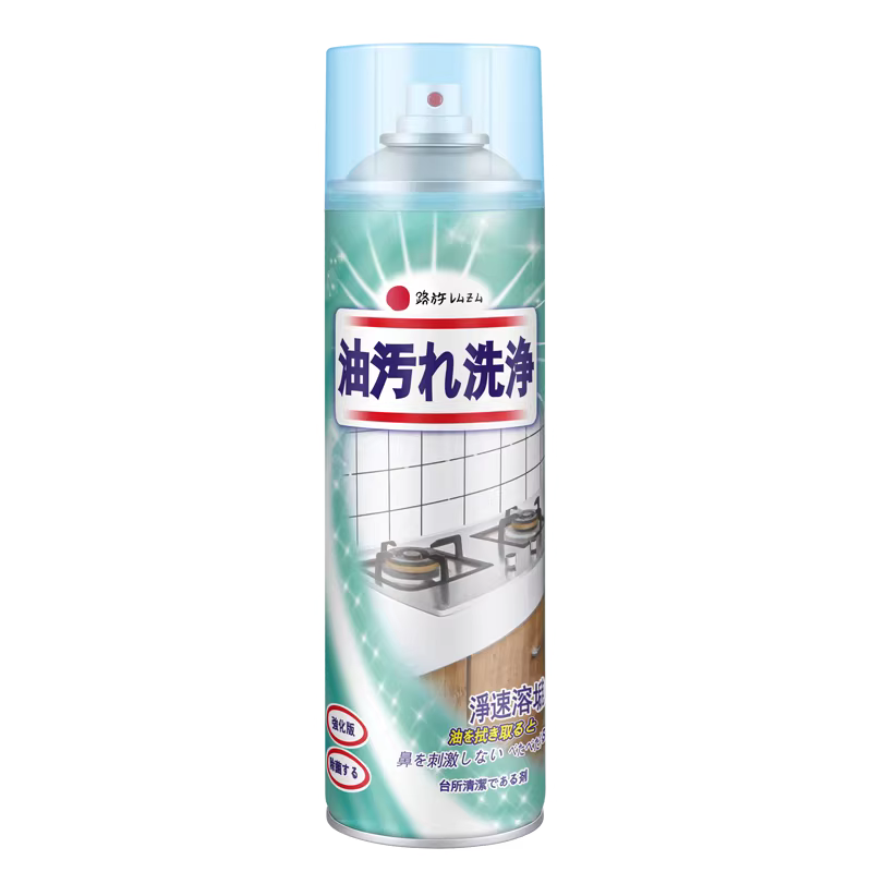 日本强力除油污清洁剂瓶身正面图，白色喷雾瓶配红色标签，展示产品包装细节。